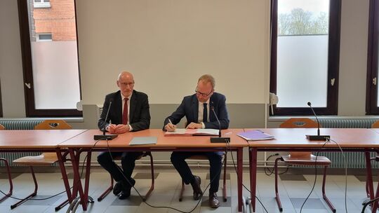 3 avril 2024, signature de la convention : Lutte contre l'habitat indigne en présence du Maire de Waziers, Laurent Desmons et du sous préfet de Douai, Pierre Azzopardi